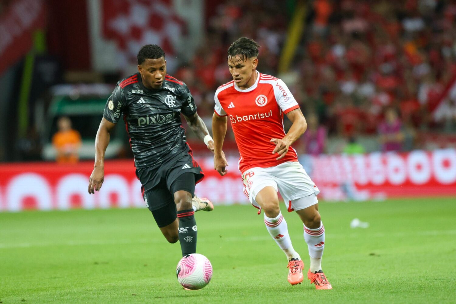 Em duelo válido pelo primeiro turno Inter e Flamengo empataram por 1 a 1 (foto: Ricardo Duarte/SCI)