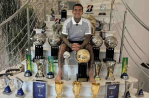 Dudu ao lado de troféus conquistados na carreira (foto: Divulgação)