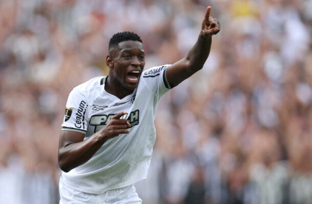 Luiz Henrique, do Botafogo, corre com as mãos para cima (foto: Alejandro Pagni/AFP)