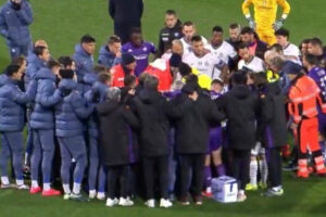 Jogador de 22 anos desmaia em campo, e partida do Campeonato Italiano é adiada