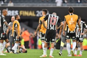 Jogadores do Atlético após derrota para o Botafogo na final da Libertadores (foto: Alexandre Guzanshe/EM/D.A Press)