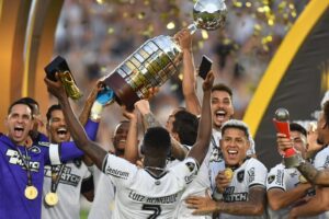 Jogadores do Botafogo zoam Deyverson e provocam Atlético após título: ‘virou galinha’