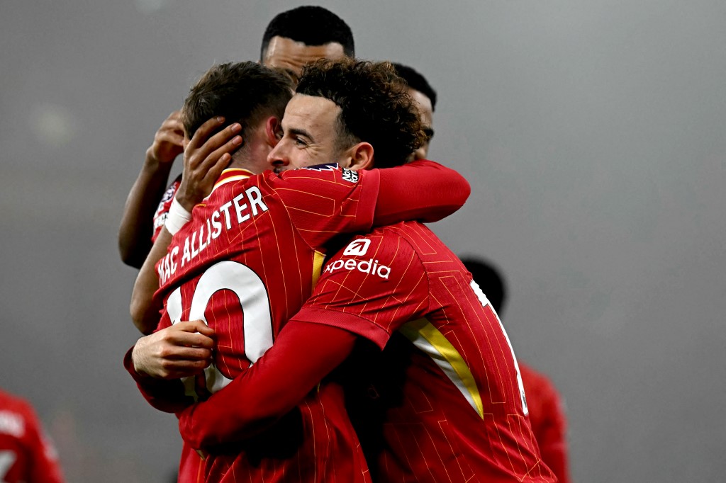 Jogadores do Liverpool comemorando gol em partida pela Premier League (foto: Paul Ellis/AFP)