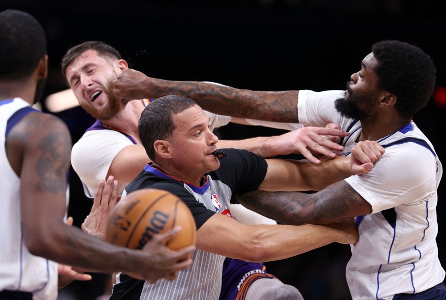 Naji Marshall e Jusuf Nurkić (foto: Chris Coduto/Getty Images/AFP)