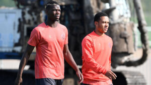 Paul Pogba e Memphis Depay após sessão de treino no Manchester United, em 2016 (foto: Paul Ellis/AFP)