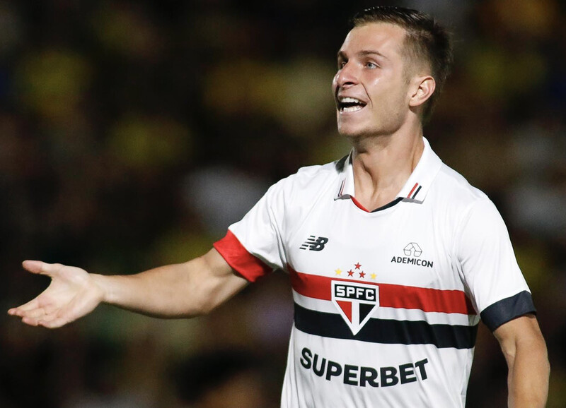 Santos encaminha contratação de meio-campista do São Paulo