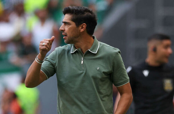 Abel Ferreira olhando para o lado - (foto: Cesar Greco/ Palmeiras)