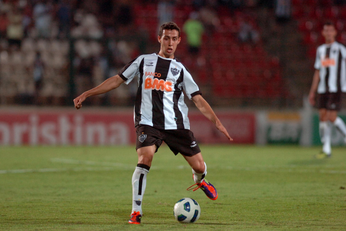 Volante que surgiu como joia no Atlético fecha com clube do Campeonato Mineiro