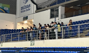 Vôlei: torcedores rivais discutem em Minas x Suzano pela Superliga, e seguranças intervêm