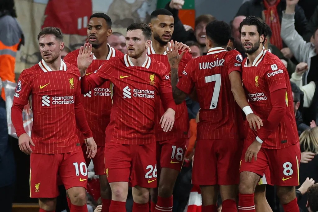 Jogadores do Liverpool comemoram gol (foto: Adrian Dennis/AFP)