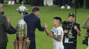 Almada, do Botafogo, ao lado da taça da Copa Libertadores (foto: Juan Mabromata/AFP)