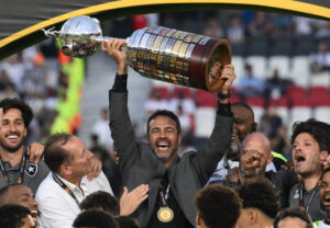 Artur Jorge comemora a conquista da Copa Libertadores (foto: Luis ROBAYO / AFP)