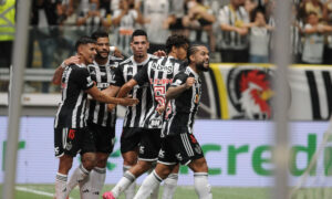 Jogadores do Atlético comemoram gol sobre o Sport (foto: Alexandre Guzanshe/EM/D.A Press)