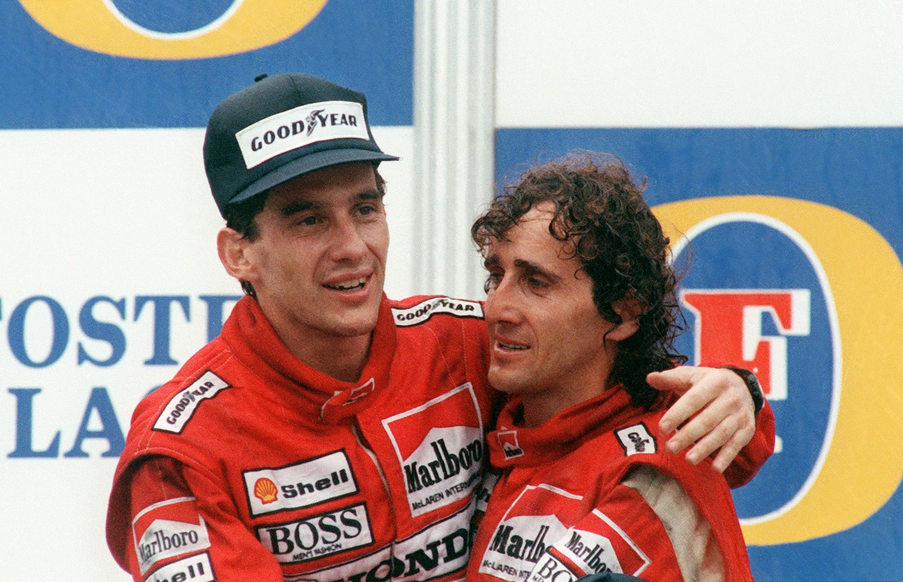 Campeão da Fórmula 1 em 1988, Ayrton Senna abraça o parceiro de McLaren e principal rival Alain Prost (foto: AFP)