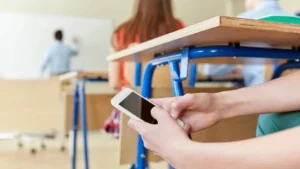 Senado aprova projeto para restringir uso de celular em escolas