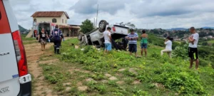 Idoso morre e três pessoas ficam feridas após carro capotar no Pico do Ibituruna, em MG