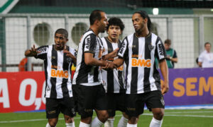 Alecsandro comemora gol pelo Atlético ao lado de Júnior César, Luan e Ronaldinho (foto: Rodrigo Clemente/EM/D.A Press)