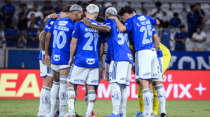 Jogadores do Cruzeiro reunidos em círculo (foto: Gustavo Aleixo/Cruzeiro)