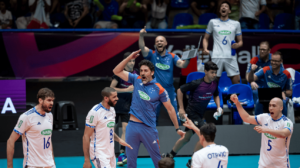 Jogadores de vôlei do Cruzeiro comemorando ponto contra o Foolad, pelo Mundial de Clubes (foto: Agência i7/Cruzeiro)