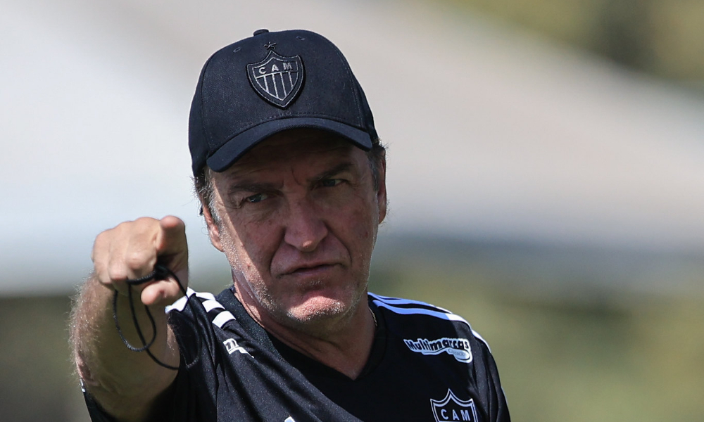 Cuca em treino pelo Atlético na Cidade do Galo (foto: Pedro Souza/Atlético)