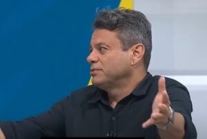 Eric Faria, do SporTV, gesticula (foto: Reprodução/SporTV)