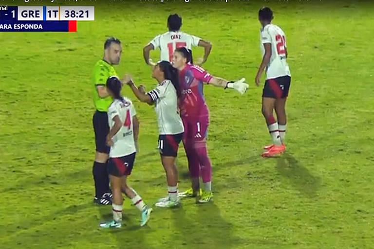 Candela Díaz, do River Plate (número 15), faz gesto racista em direção a gandula, no estádio do Canindé (foto: Reprodução/TV Globo)