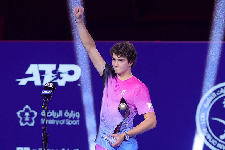 João Fonseca comemora título do Next Gen ATP Finals, em Jeddah, Arábia Saudita (foto: 22.dez.24/Reuters)