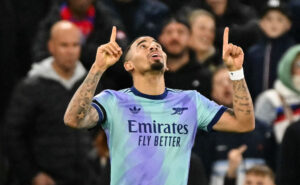 Gabriel Jesus comemora gol pelo Arsenal (foto: Glyn Kirk/AFP)