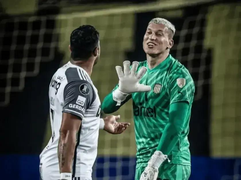 Goleiro do Peñarol irrita Hulk com declaração polêmica