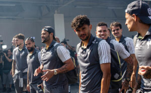 Jogadores do Atlético no Aeroporto de Confins, antes de embarque para a final da Libertadores (foto: Pedro Souza/Atlético)