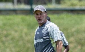 Gabriel Milito, técnico do Atlético, durante treinamento na Cidade do Galo (foto: Pedro Souza/Atlético)