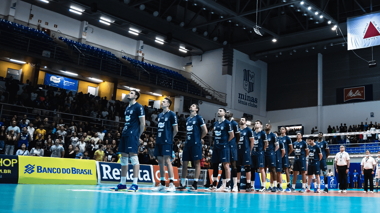 Jogadores de vôlei do Minas perfilados para a execução do hino nacional (foto: Hedgard Moraes/MTC)