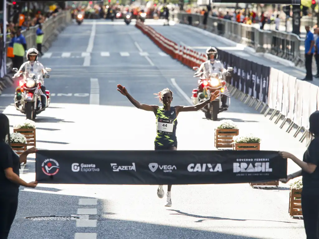 Agnes Keino na chegada da São Silvestre (foto: Paulo Pinto/Agência Brasil)