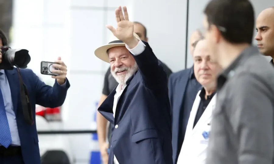 “Eu estou tranquilo, me sinto bem”, diz Lula após alta de hospital