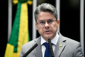 Senado aprova lei que limita uso de celular nas escolas; entenda o projeto