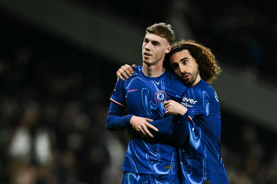 Cole Palmer e Cucurella, do Chelsea (foto: Ben STANSALL / AFP)