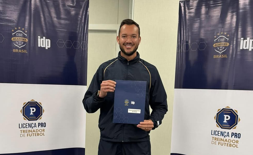 Réver, ex-zagueiro e ídolo do Atlético, concluiu Licença PRO da CBF (foto: Reprodução/Instagram/Réver)