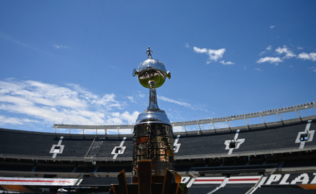 Taça da Libertadores no Monumental de Núñez, palco da final entre Atlético e Botafogo (foto:  Luis ROBAYO / AFP)