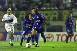 Jogadores de São Caetano e Olimpia na final da Libertadores de 2002 (foto: André Penner/Divulgação)