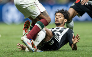 Gustavo Scarpa em ação pelo Atlético contra o Fluminense, nas quartas de final da Copa Libertadores (foto: Pedro Souza/Atlético)