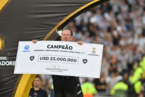 John Textor mostra o cheque com premiação da Libertadores (foto: Alexandre Guzanshe/EM/D. A Press)