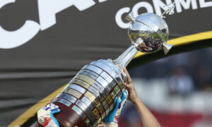 Troféu da Copa Libertadores de 2024 ficou com o Botafogo (foto: Luis ROBAYO / AFP)