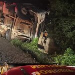 Homem morre prensado após tombamento de carreta na BR-381, em Santana do Paraíso