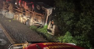 Homem morre prensado após tombamento de carreta na BR-381, em Santana do Paraíso