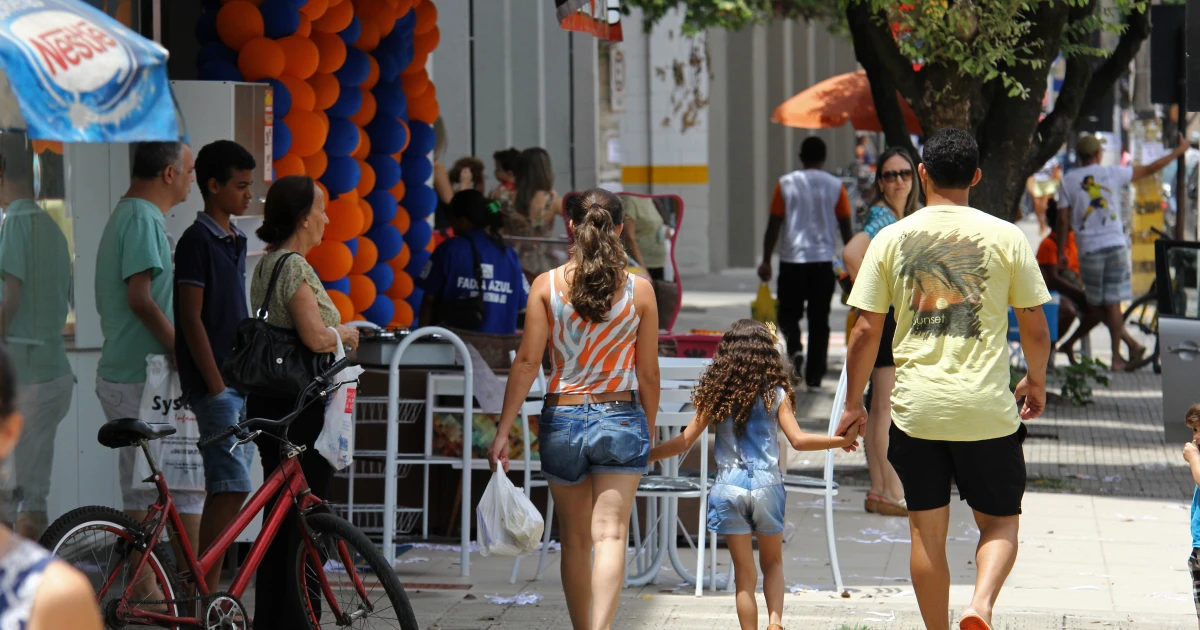 Comércio no Vale do Aço funciona em horário normal nesta véspera de Natal