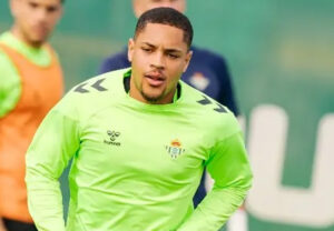 Vitor Roque em treinamento pelo Betis (foto: Reprodução/Betis)