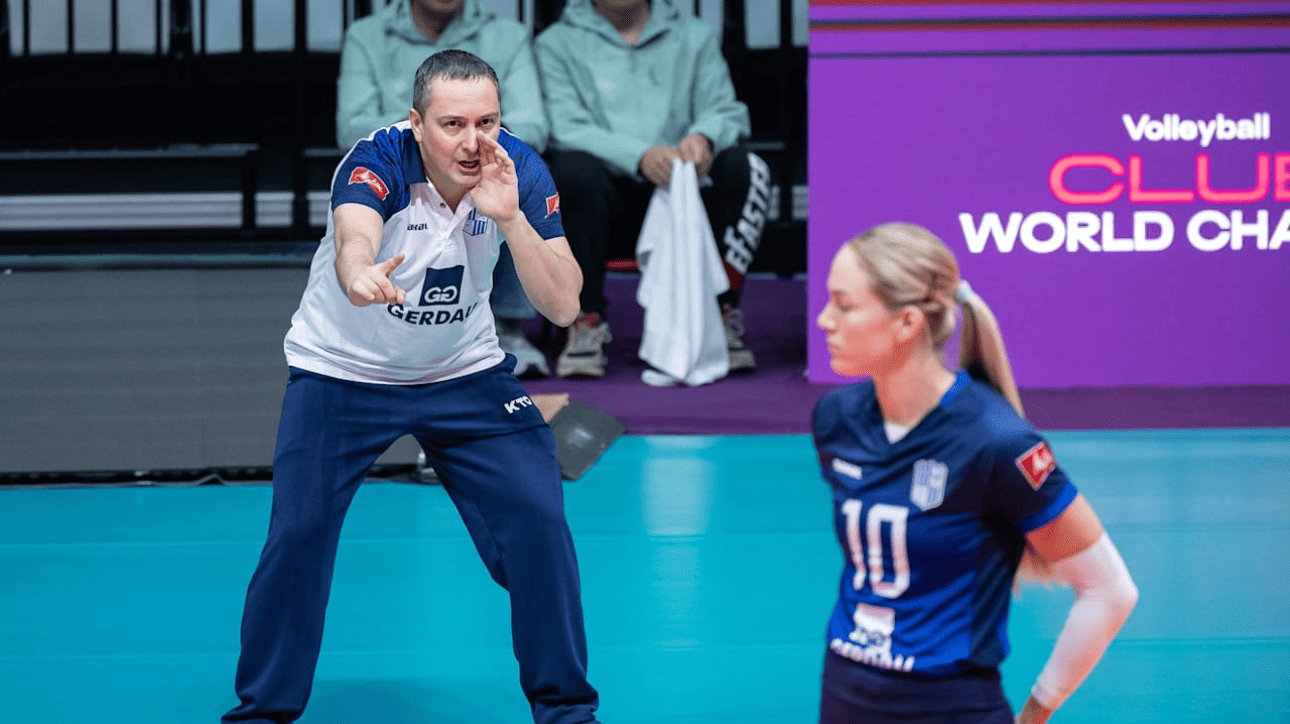 Nicola Negro, técnico do Minas, dando instruções ao time durante partida contra o Milano, pelo Mundial (foto: Divulgação/FIVB)