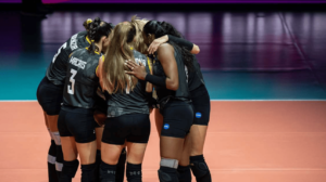 Jogadoras de vôlei do Praia Clube se cumprimentando (foto: Divulgação/FIVB)