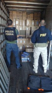 Caminhão com 125 mil maços de cigarro contrabandeados é interceptado na BR-381, em Governador Valadares