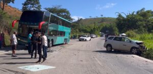 Carro da Cemig bate de frente com ônibus e motorista morre na BR-116